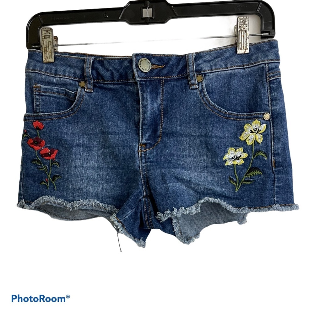 COPY - Romeo +Juliet couture floral jean shorts Embroidery Size Small denim sho…